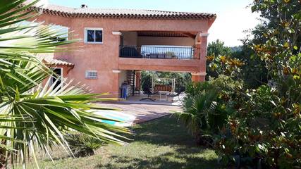 Gîte pour 3 personnes, avec vue ainsi que piscine et jardin à Le Tignet