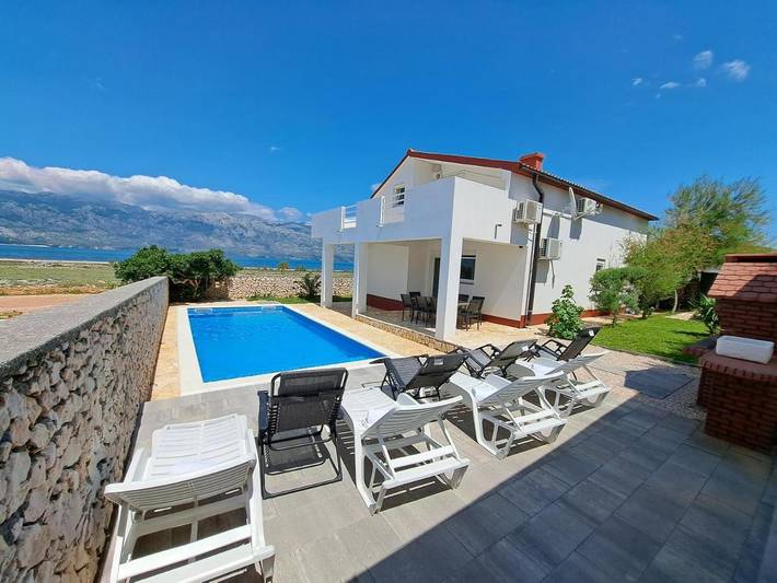 Villa für 10 Personen, mit Balkon und Whirlpool sowie Terrasse und Garten in Razanac - 2