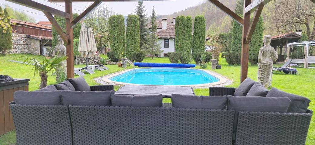 Casa rural para 10 personas, con vistas además de piscina y jardín, Se admiten mascotas en Bulgaria