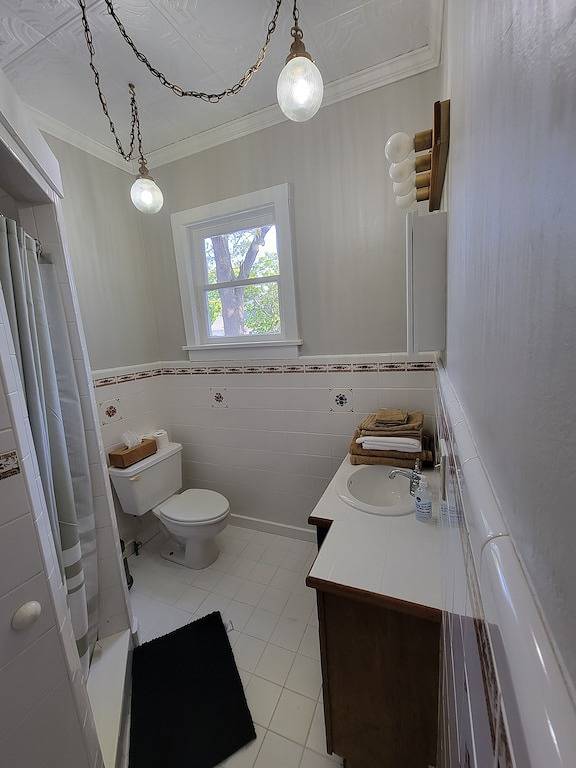 4 Bedroom Home In Manistee Mi. Walk to the Lake! Deck! in Manistee, Manistee County