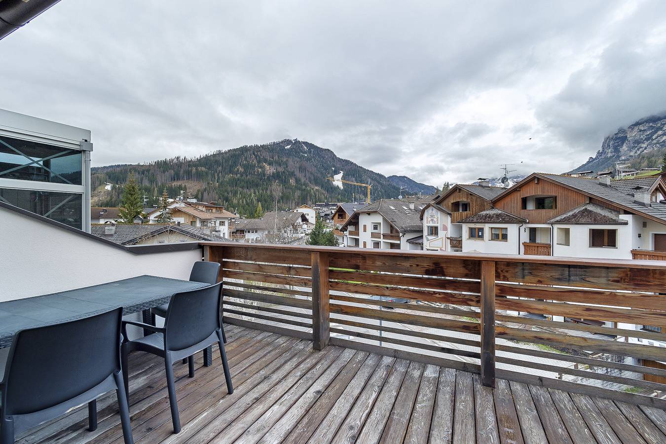 Geheel appartement, Vakantie Appartement 'Ciasa Irene Mansarde' dichtbij skipistes met terras & uitzicht op de bergen in La Villa, Badia
