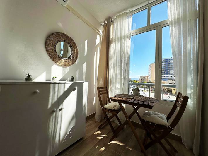 Entire studio, Studio Apartment 'Centro Torremolinos' with Shared Pool, Wi-Fi and Air Conditioning in Torremolinos Centre, Torremolinos