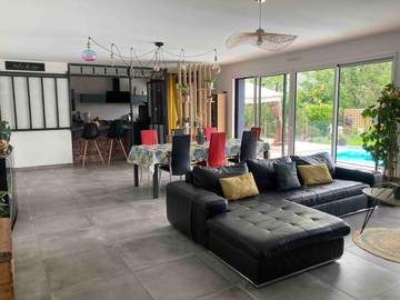 Location de vacances pour 7 personnes, avec terrasse ainsi que vue et piscine à Savenay