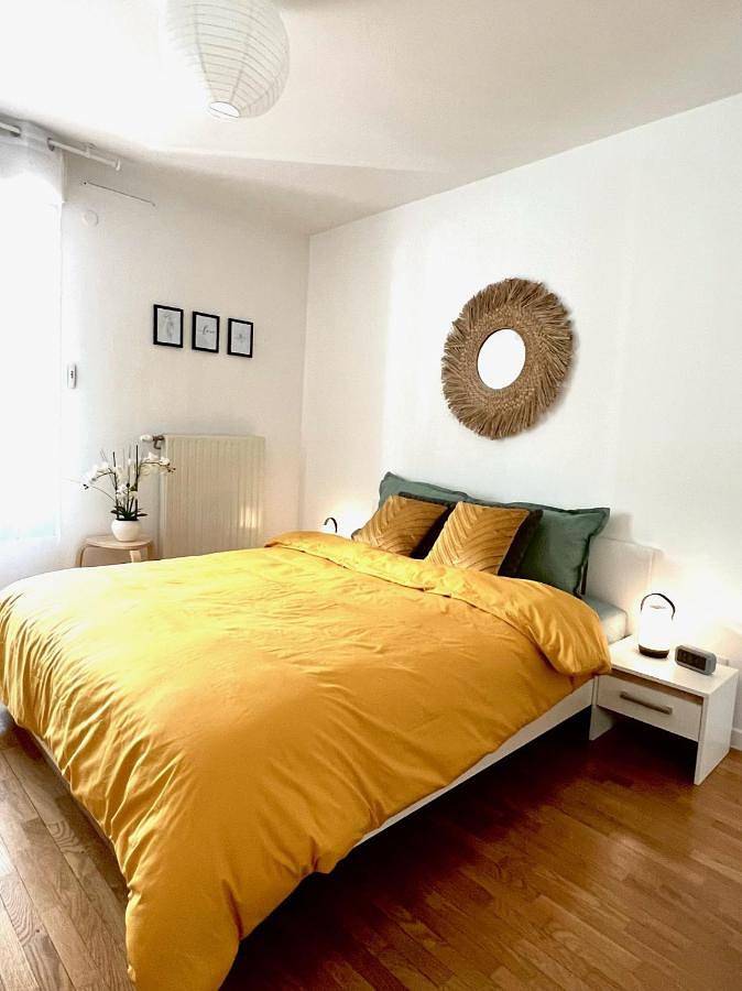 Appartement entier, Paris-Montrouge Magnifique appartement 3 pièces de 75m2 avec Parking - très cosy pour 1 - 8 personnes refait à Neuf -Entire Apartment Luxurious And Warm -Montrouge Paris 14ème - Proche Aéroport Orly Parc Expositions Porte de Versailles Free Wifi Gratuit in Montrouge, Hauts-de-Seine