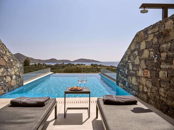 Hôtel pour 3 personnes, avec jardin et piscine ainsi que bassin pour enfant et vue