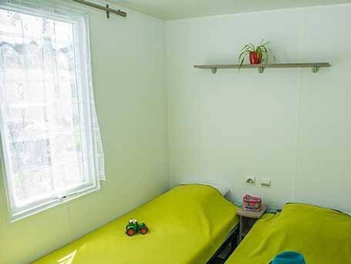 Camping Les Dinosaures - Mobilheim 6 personen - Mh Cosy Baby 3ch 5 pers + 1 Baby (Regenschirmbett) in Talmont-Saint-Hilaire, Vendée