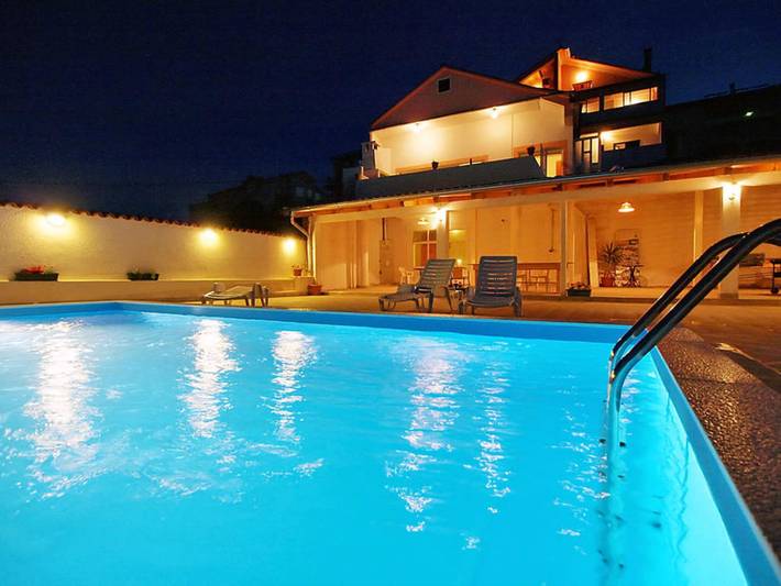 Ferienwohnung für 4 Personen, mit Terrasse und Pool in Kali