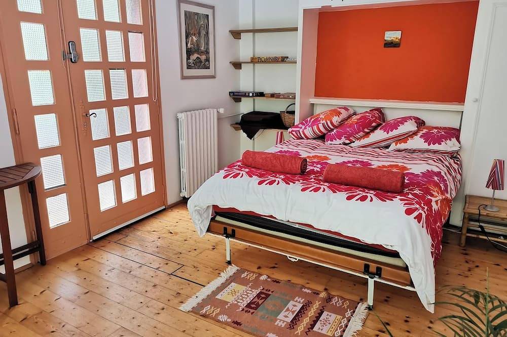 Entire apartment, Beautiful River-front Apartment with Natural Pool in Sorède, Céret region