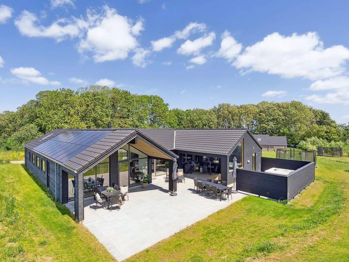 Ferieudlejning for 18 personer, med terrasse og pool, husdyr tilladt i Mommark