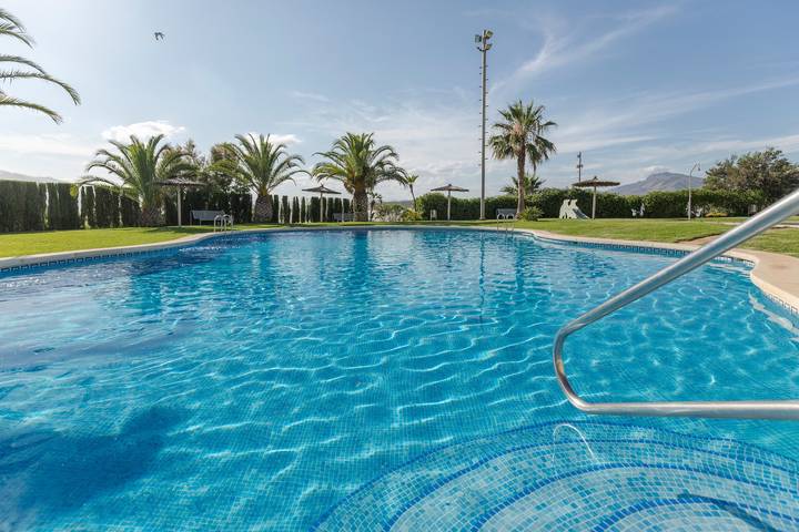 Apartamento entero, Apartamento vacacional "Clayma" con vistas al mar, piscina compartida y Wi-Fi in Puerto de Mazarrón, Mazarrón