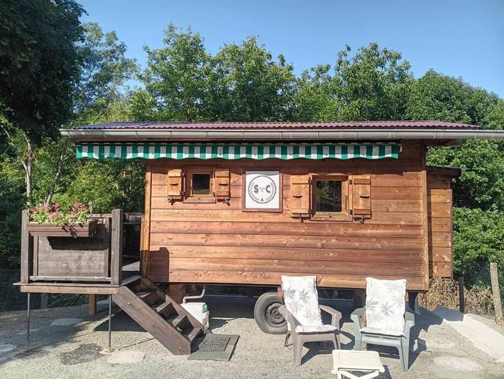 Location de vacances pour 2 personnes, avec Terrasse et Jardin ainsi que Piscine et Vue dans Chevinay