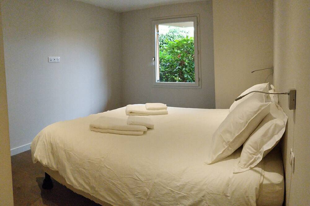 Appartement entier, Appartement 10 P,  jardin  privé 400 m2,  piscine, vue  lac, château montagnes, in Menthon-Saint-Bernard, Région d'Annecy
