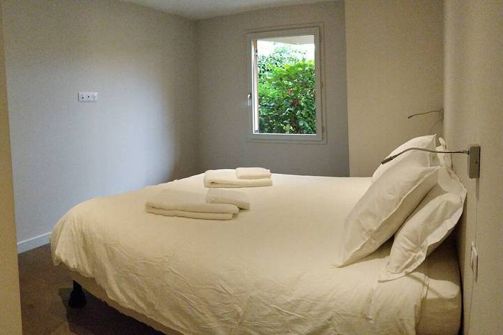 Gîte pour 10 personnes, avec jardin ainsi que piscine et terrasse à Menthon-Saint-Bernard - 3