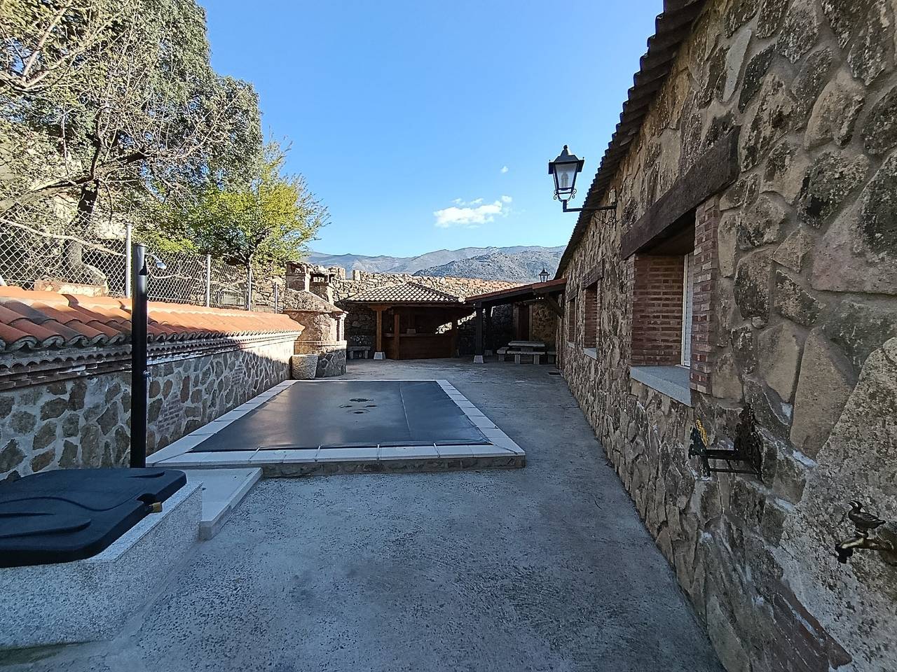 Chalet 'El Cauce' con vistas a la montaña, piscina privada y Wi-Fi in Navaluenga, Valle del Alberche