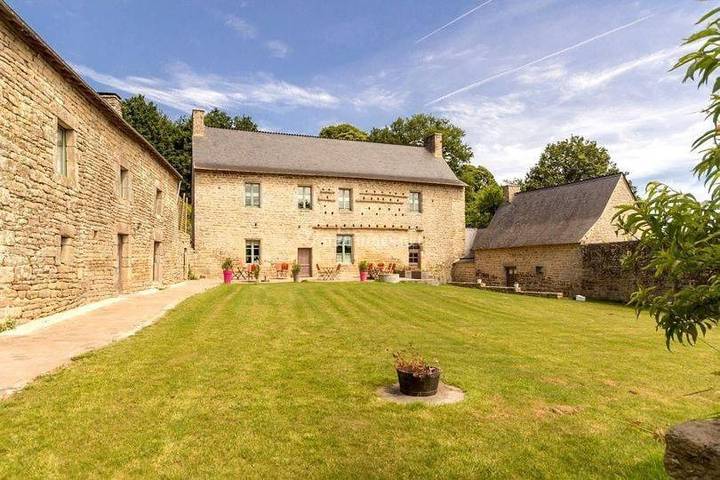 Location de vacances pour 30 personnes, avec sauna ainsi que piscine et terrasse, animaux acceptés à Guéhenno