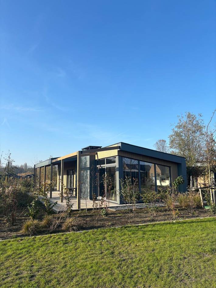 Ferienhaus für 4 Personen, mit Balkon/Terrasse und Terrasse sowie Garten und Pool in Enkhuizen