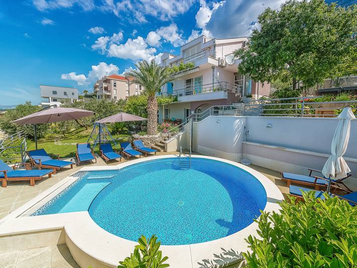 Ferienhaus für 10 Personen, mit Whirlpool und Sauna sowie Garten in Makarska