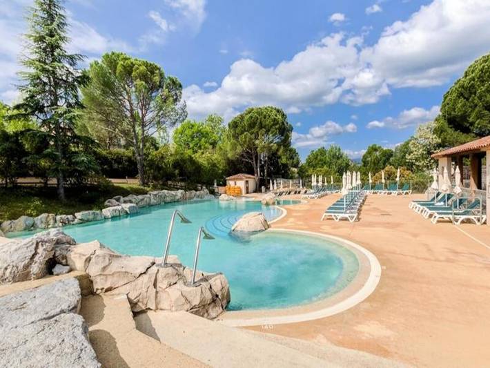 Location de vacances pour 4 personnes, avec terrasse et piscine, animaux acceptés à Grospierres
