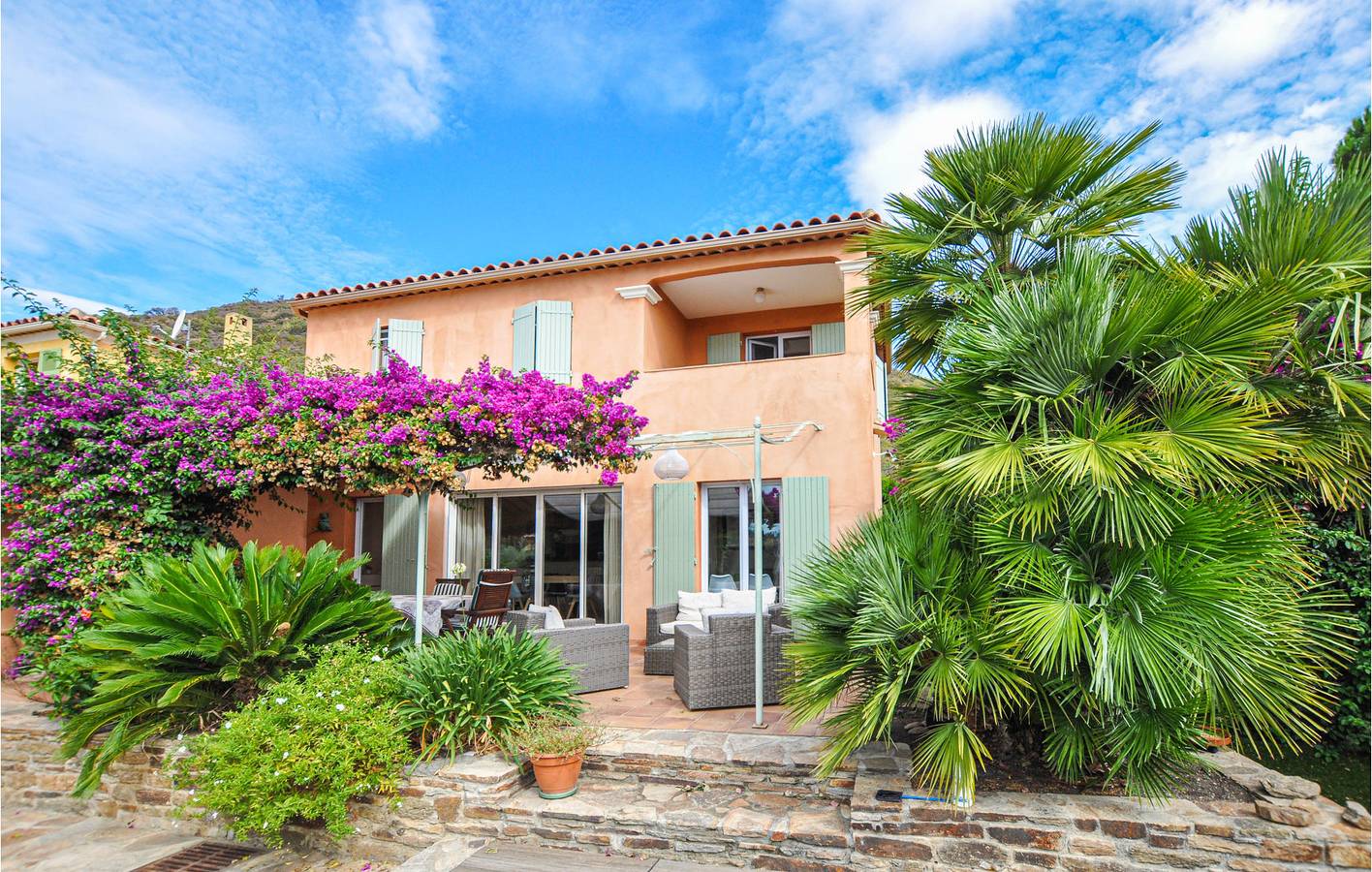 Sea-View Apartment with Parking, AC and Terrace in Le Lavandou, Toulon region