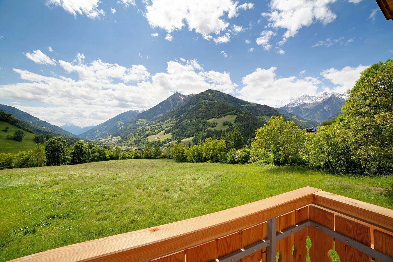 Entire apartment, Apartment 'Schlossbauer Große' with Mountain View, Shared Terrace and Wi-Fi in Stubai Alps, San Leonardo in Passiria
