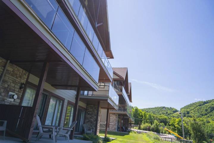 Location de vacances pour 4 personnes, avec terrasse ainsi que jardin et vue à Bromont - 3