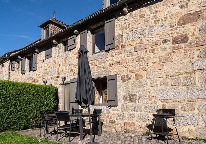 Gîte pour 6 personnes, avec piscine et terrasse dans L'Aubrac
