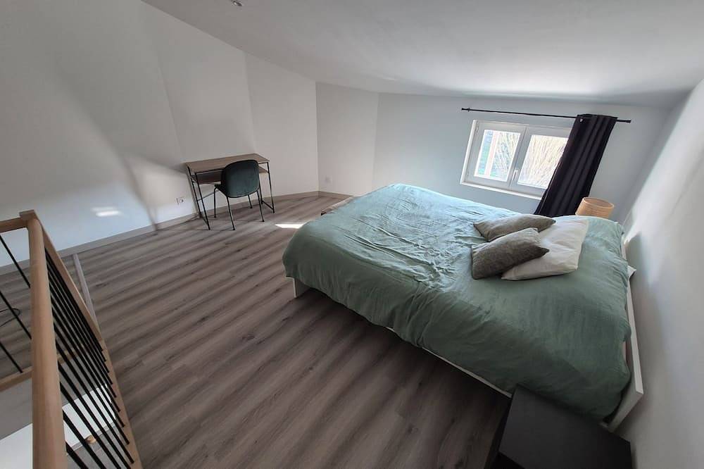 Entire apartment, Comfortable apartment with swimming pool and barbecue area. in Bollène, Vaucluse