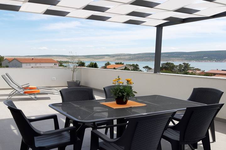 Ganze Wohnung, 2-Zimmer-Ferienwohnung mit Terrasse und Meerblick Seline, Paklenica A-25503-e in Starigrad, Zadar