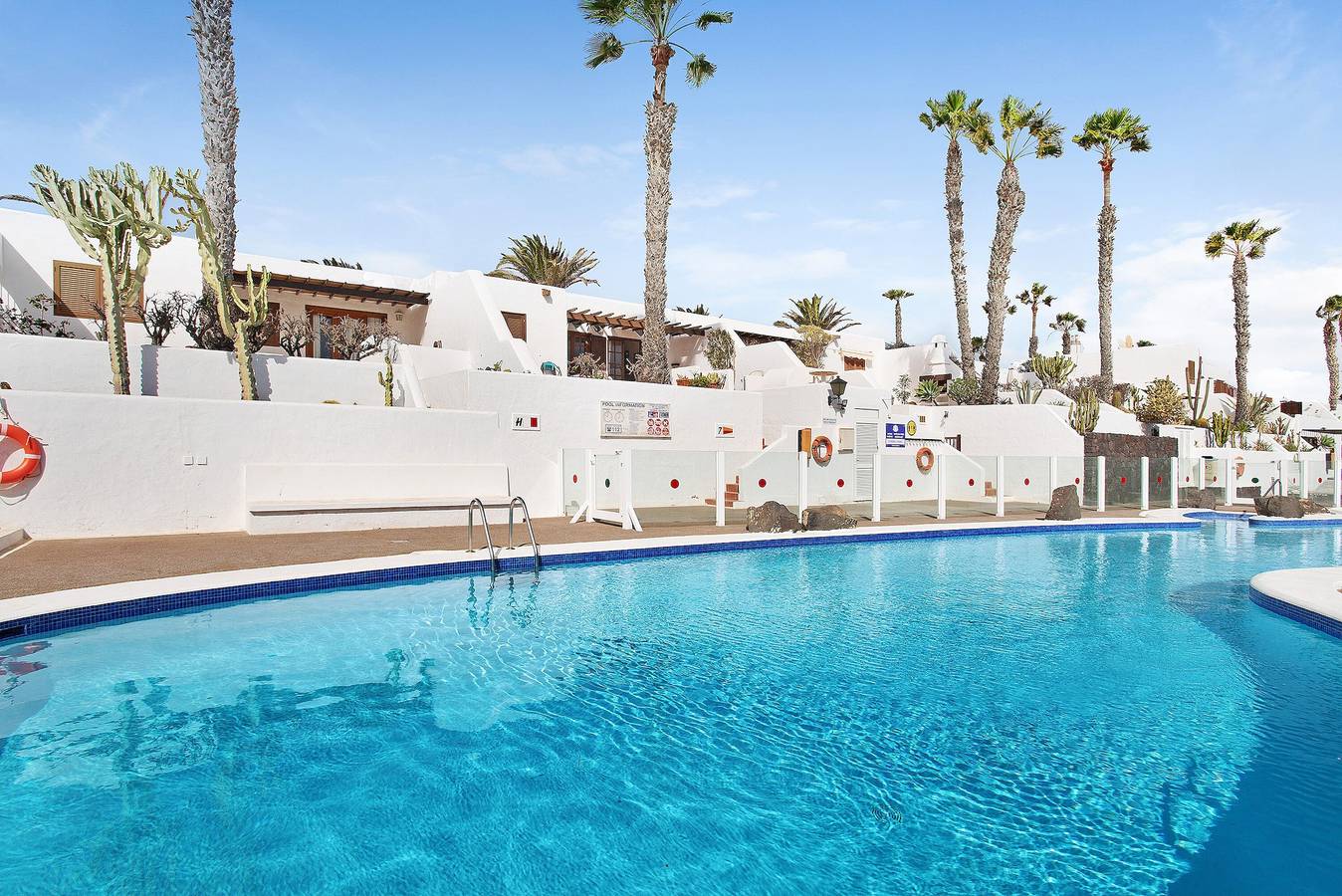 Entire apartment, Apartment "Puerto Chico 7" with Sea View, Shared Pool, Terrace & Wi-Fi in Playa Blanca, Yaiza