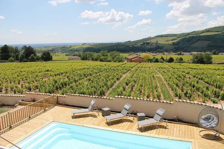 Location de vacances pour 13 personnes, avec Terrasse et Jardin ainsi que Piscine et Vue à Juliénas