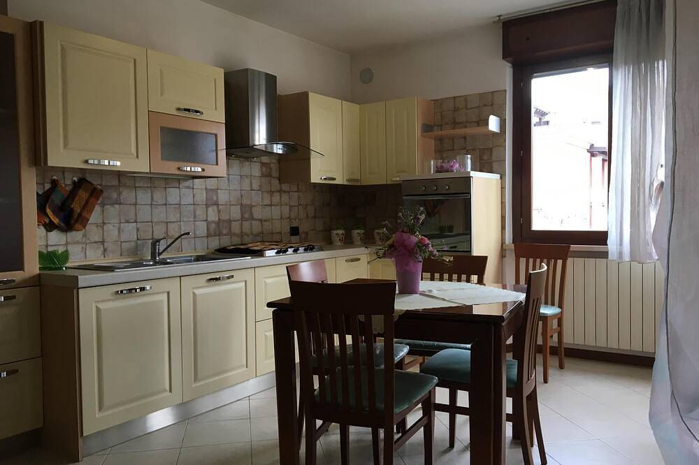 Entire apartment, Gemma - apartment holiday home in Desenzano del Garda, Garda Mountains