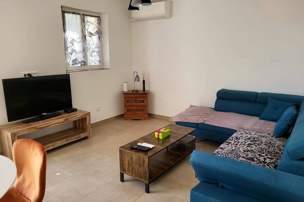Entire apartment, Lovely detached apartment with swimming pool in the Var in Trans-en-Provence, Draguignan region