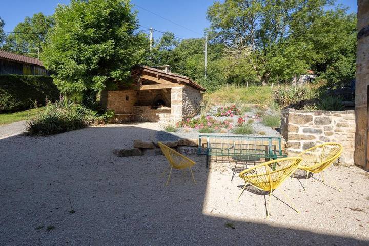 Location de vacances pour 7 personnes, avec Terrasse ainsi que Jardin et Vue dans Toulonjac