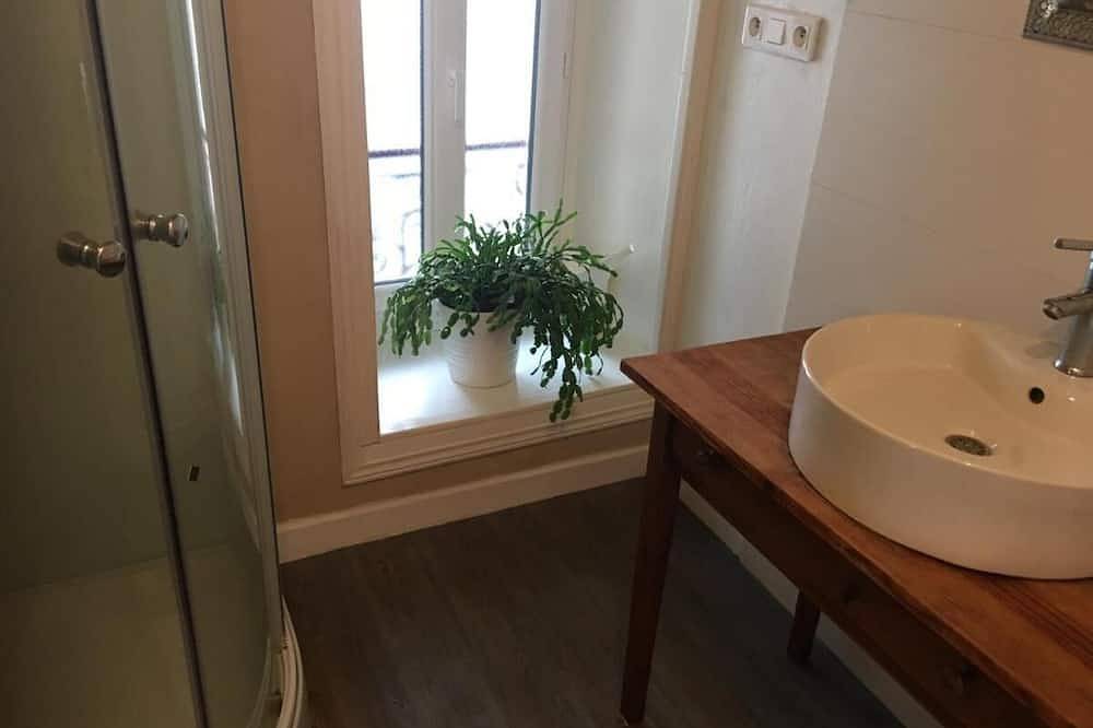 Bed and breakfast with shared kitchen and living room in Gurs, Béarn