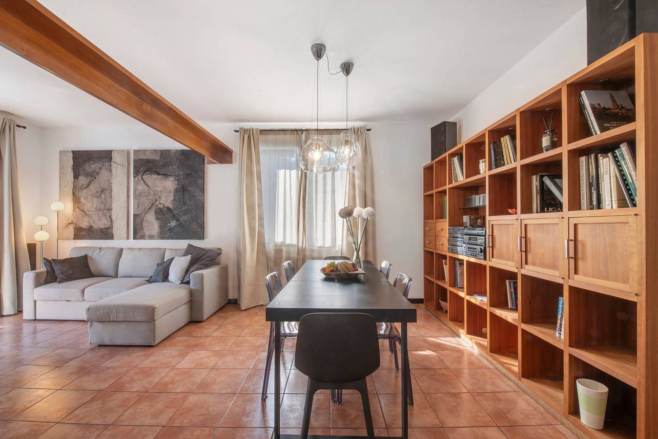 Apartamento entero, Apartamento 'Design Home' con balcón y Wi-Fi in Lecco, Alpes de Bérgamo Occidental