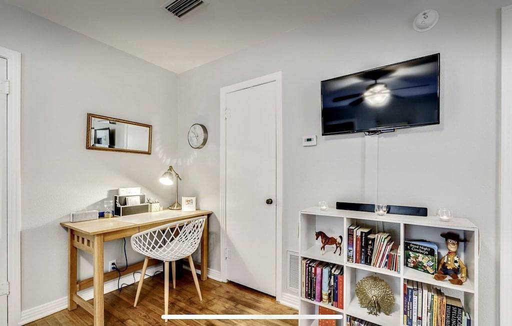 Fort Worth Arts District Bungalow. 2 blocks from Dickies Arena! in Fort Worth, Tarrant County