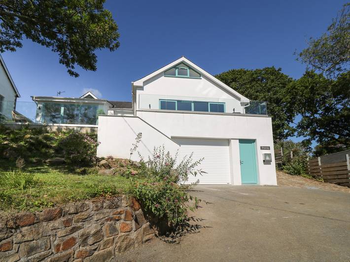 Holiday rental for 12 people, with garden and hot tub, with pets in Llanbedrog