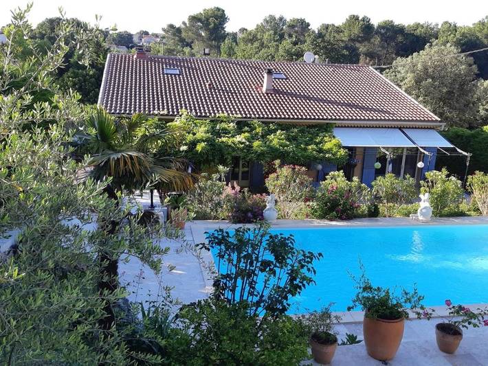 Location de vacances pour 4 personnes, avec jardin ainsi que piscine et vue à Belcodène - 2