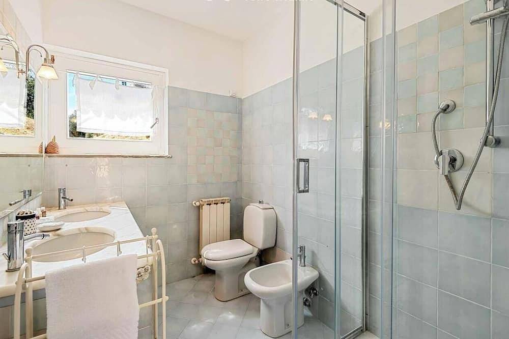 Villetta Scirocco, located in the charming area of ​​Maggiano in La Spezia, is the ideal refuge for those seeking tranquility and comfort in an exclusive setting. This charming residence stands out for its large garden, where a lovely gazebo offers t in La Spezia, Riviera di Levante