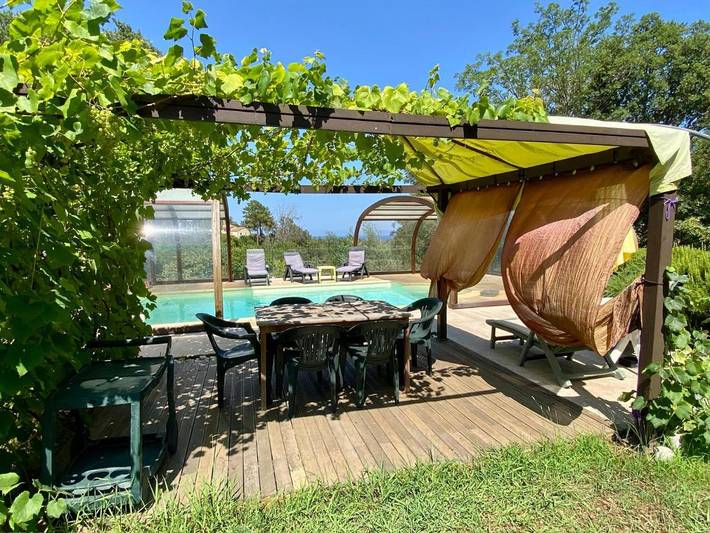 Location de vacances pour 6 personnes, avec Balcon et Terrasse ainsi que Jardin et Piscine à Talasani