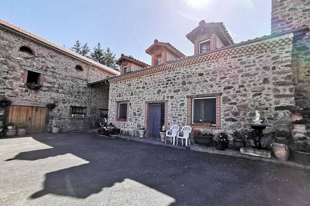 Gîte Authentique pour 2-3 Pers. avec Cour, Terrain et Pêche, à Proximité de Brioude et Blesle in Lorlanges, Haute-Loire