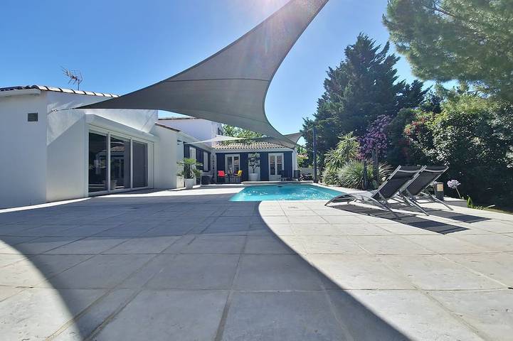 Location de vacances pour 8 personnes, avec terrasse et jardin à Sussargues