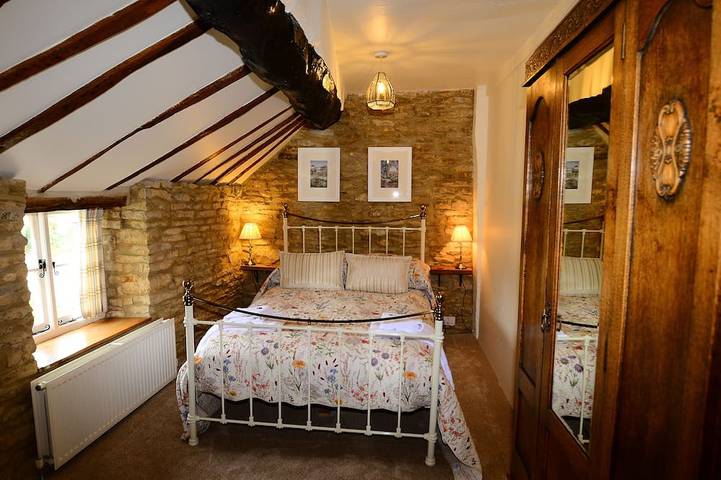 Un chalet en pierre unique des Cotswolds du XVIe siècle avec parking, à 2 minutes à pied du village! in Bourton-on-the-Water, Gloucestershire