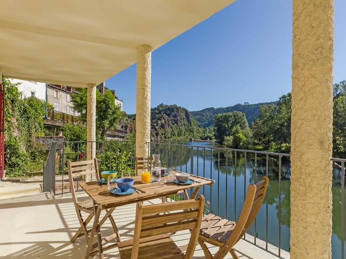 Gîte pour 4 personnes, avec terrasse à Ambialet