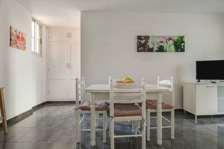 Apartamento entero, Apartamento vacacional 'Casa Caletillas' cerca de la playa con Wi-Fi y balcón in Las Caletillas, Candelaria