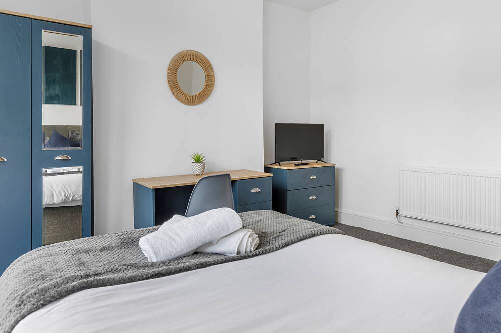 Large 6 bed 3 bath House ideal for workers/large groups in Merseyside