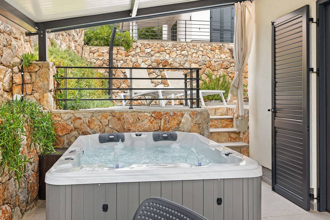 Ganze Wohnung, Crepsa Paradise with Jacuzzi - Couple Getaway in Cres Stadt, Cres