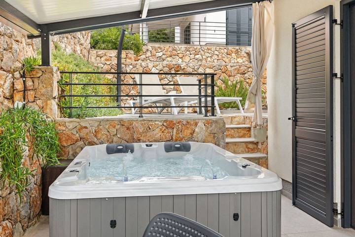 Appartamento per 4 persone, con Balcone e Idromassaggio nonché Terrazza e Giardino a Cherso