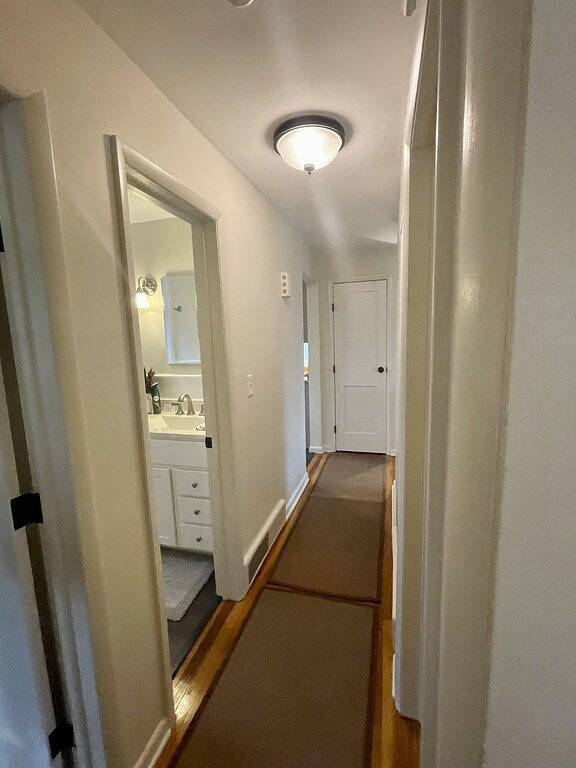 The Rossie Charmer- A 3 bdrm Mystic Getaway- Children 16+ welcome in Mystic, Connecticut