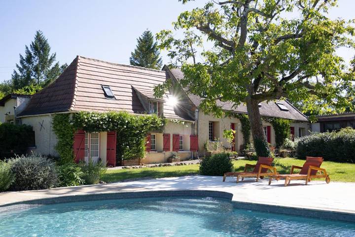 Location de vacances pour 2 personnes, avec Terrasse et Jardin ainsi que Piscine et Vue à Baneuil